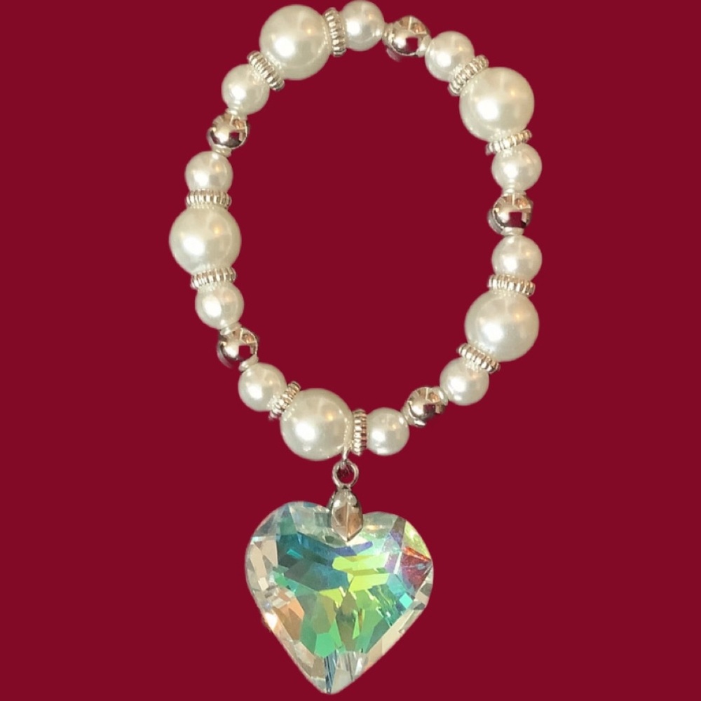 Elegant Pearl and Glass Heart Stretch Bracelet. NWT